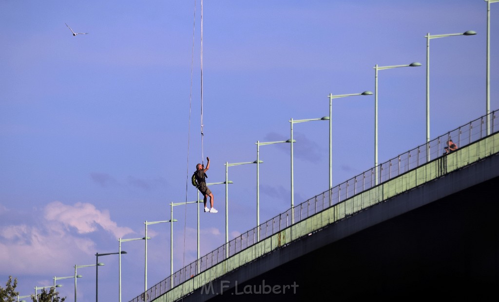 Koelner Seilbahn Gondel blieb haengen Koeln Linksrheinisch P522.JPG - Miklos Laubert